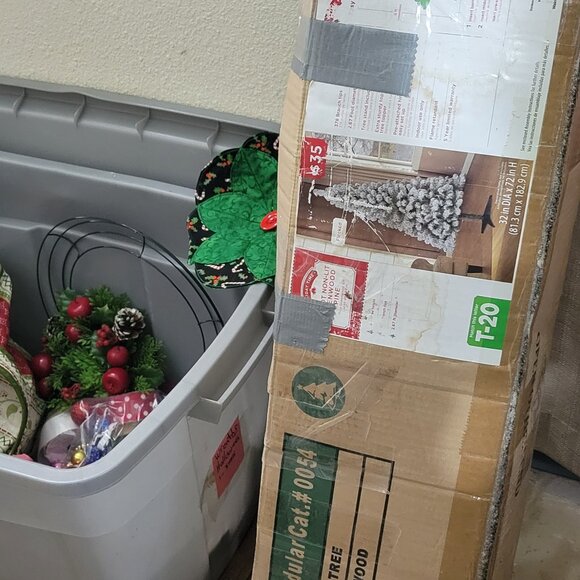 Christmas items - Picture 3 of 5